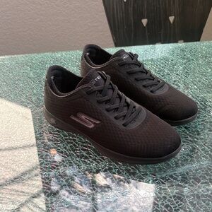 Skechers women’s Black Mesh Sneakers. Size 8.5